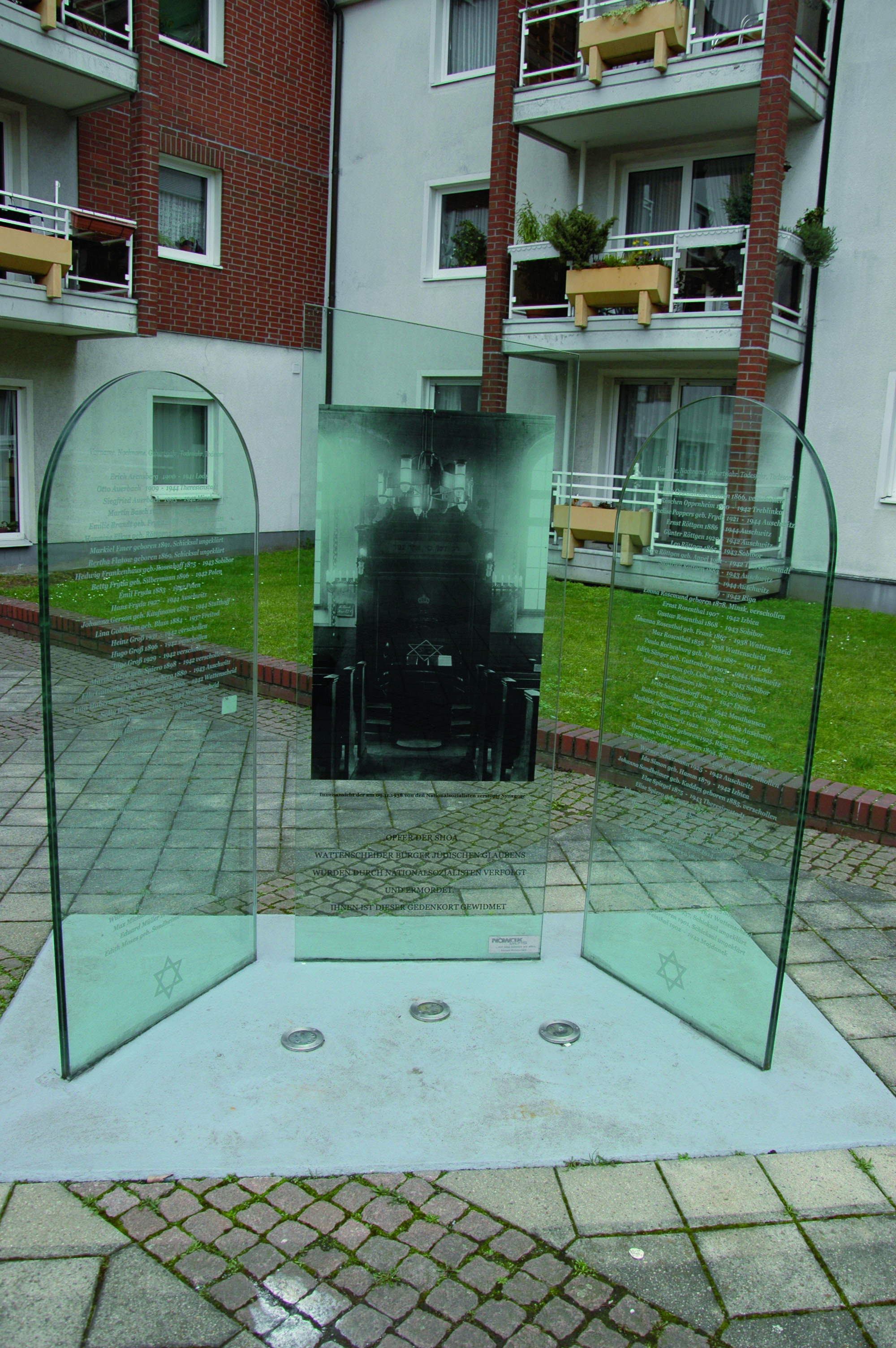 Ohne öffentliche Mittel, nur mit privaten Spenden hat Hannes Bienert die Stelen auf dem Nivellesplatz realisiert.