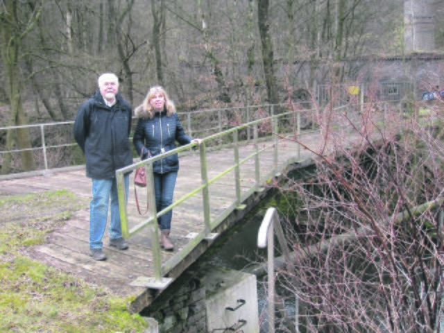 Anke Löhl und Rolf Reithmayer vom SPD-Ortsverein Kupferdreh/Byfang machten sich vor Ort selbst ein Bild von der vom RVR genutzten Brücke. Foto: SPD Kupferdreh/Byfang