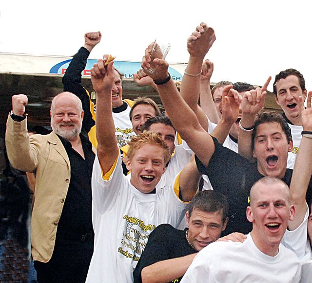 So kannten die Gladbecker Kurt Kaiser: Ein gut gelaunter Fußball-Macher inmitten seiner jubelnden Preußen-Mitglieder.