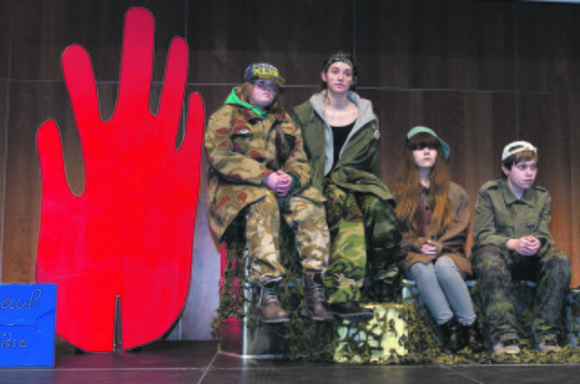 Im und um das Hans-Sachs-Haus „patrouillierten“ Gelsenkirchener Schüler in Uniformen, um auf die Problematik von Kindersoldaten aufmerksam zu machen.