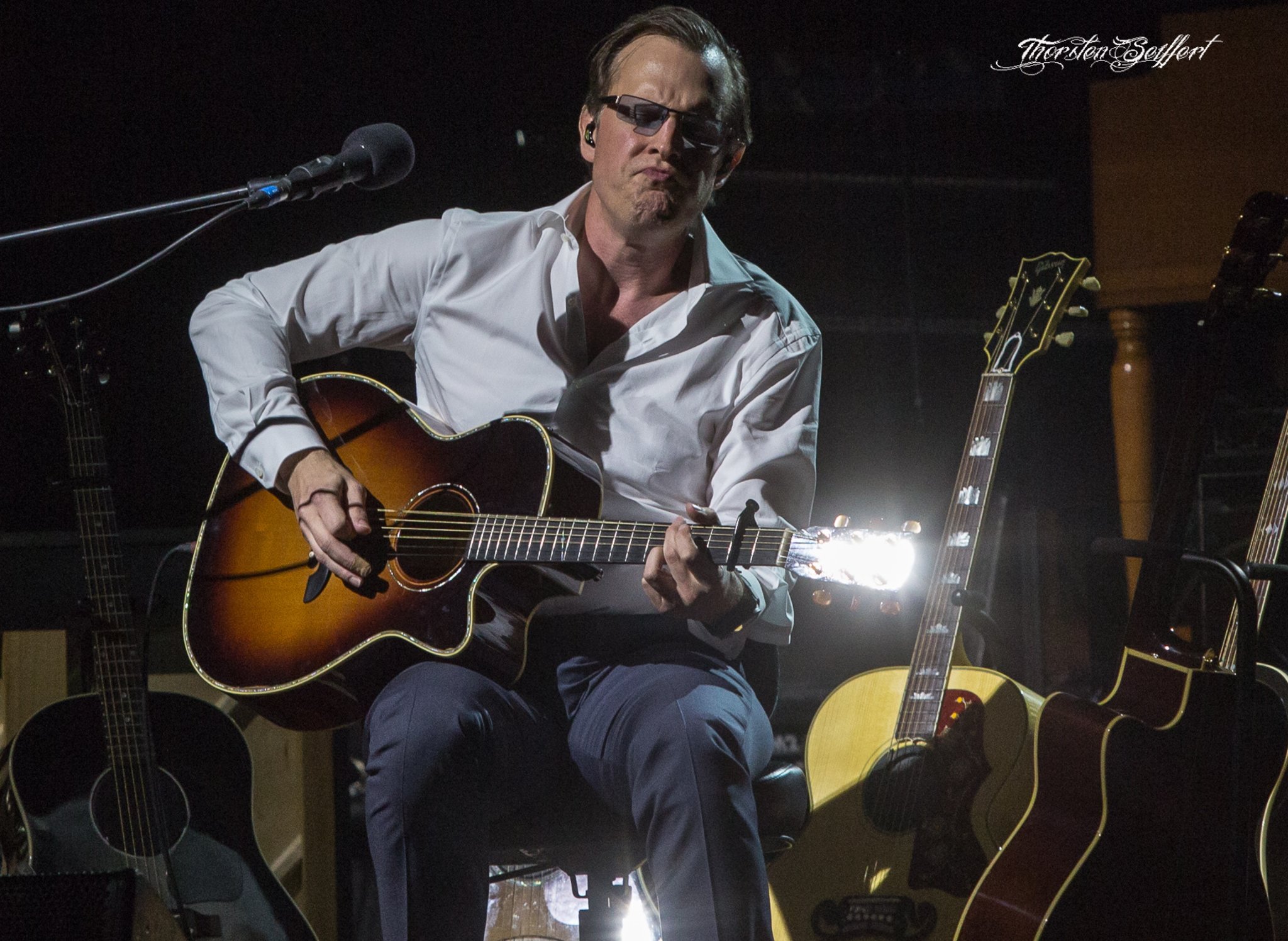 Fotos: Joe Bonamassa in Düsseldorf- bestuhlte Halle rockt wenig ...