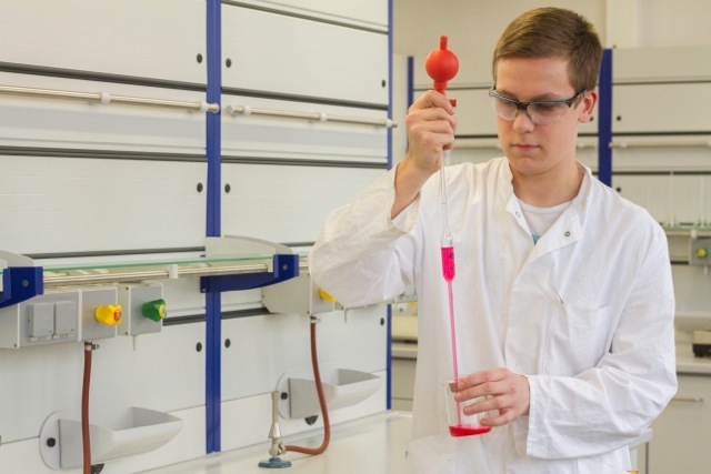 Bild 1: Daniel Grabenkamp (CTA12a) bei der Arbeit im Labor