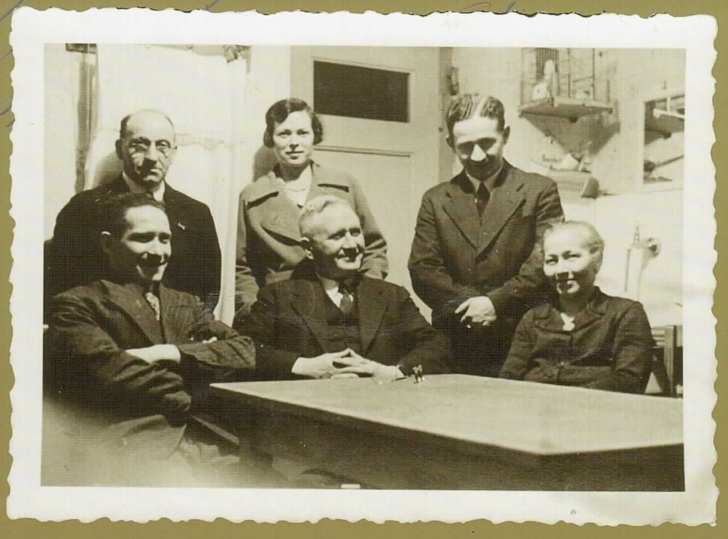 Das historische Foto zeigt die jüdische Familie Bartmann aus Hemer, von denen Salomon und Mathilde Bartmann (sitzend, Mitte und re.) von den Nationalsozialisten deportiert und später ermordet wurden.