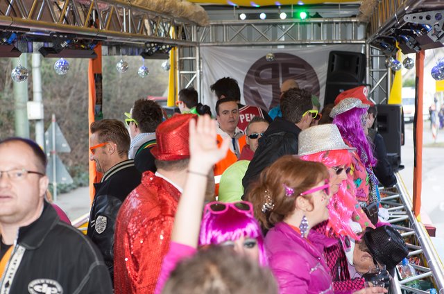 Party-Fraktion im Karnevalsumzug in Wattenscheid - Wattenscheid