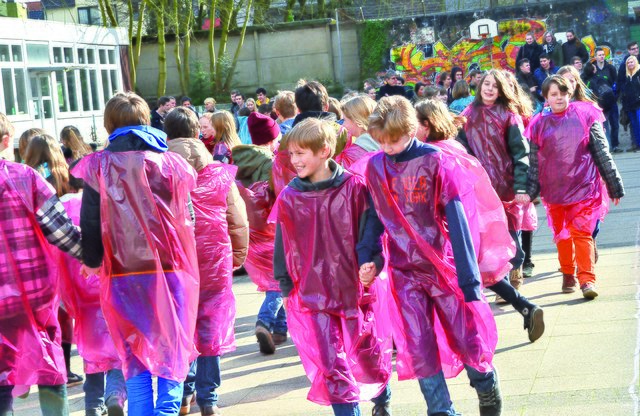 Unzählige Sechstklässler als rote Wasserstoffatome verkleidet tummelten sich auf dem Schulhof des THG.