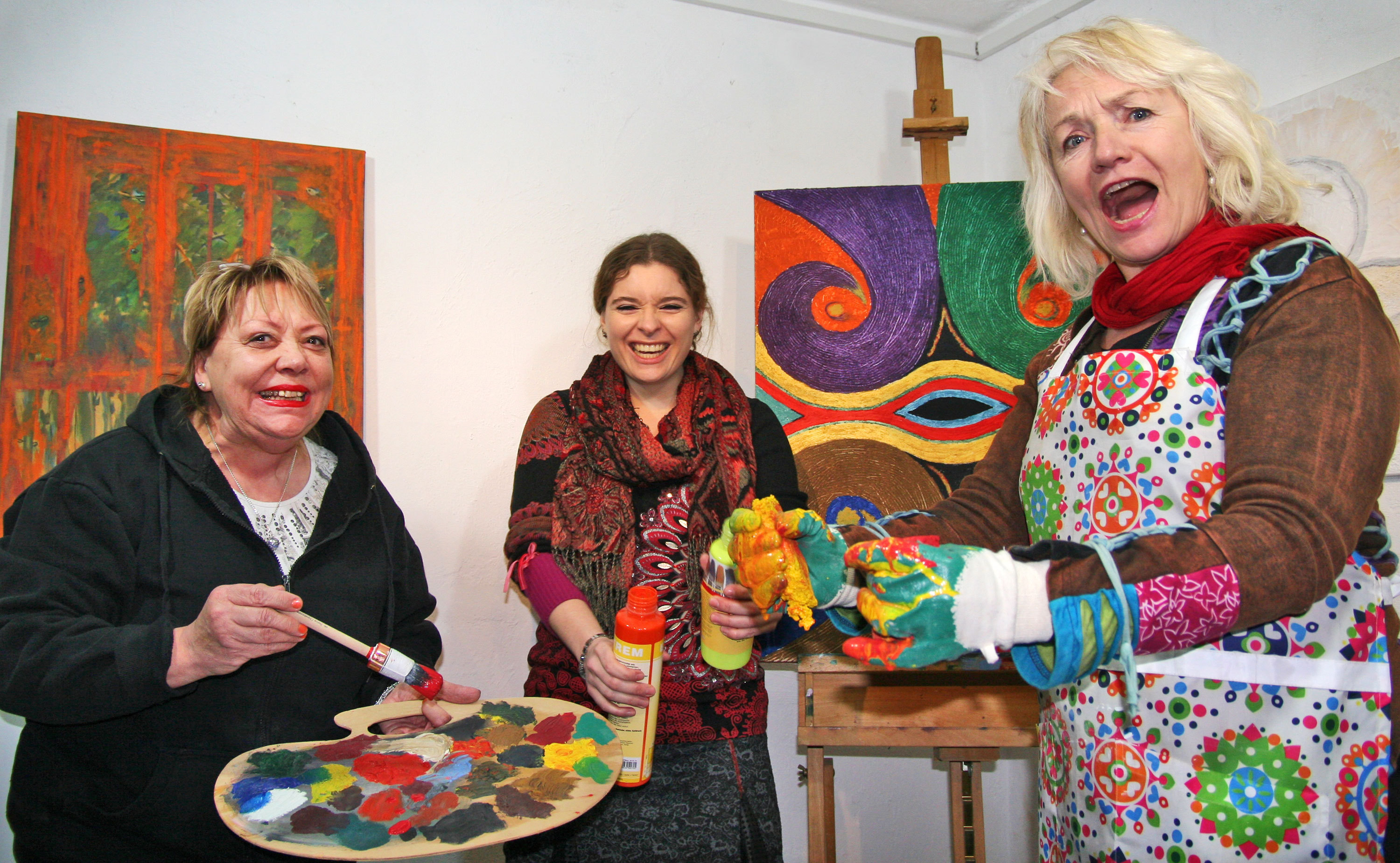 Rebellion mit Farben: Die Künstlerinnen des Hof 60 leisten am Sonntag zwischen 14 und 16 Uhr einen energischen Beitrag zu den Frauenkulturtagen. Karola Brinsa (r.) und Ulrike Schmidt laden Besucher zum Mitgestalten und Mitdiskutieren ein, und freuen sich auch über den Besuch der Düsseldorfer Gastkünstlerin Laura Flöter (Mitte).