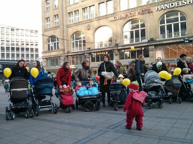 Lange Kinderwagenschlange... Fast 40 Kinderwagen formierten sich und machten klar: Stopp! Bis hier hin und nicht weiter!