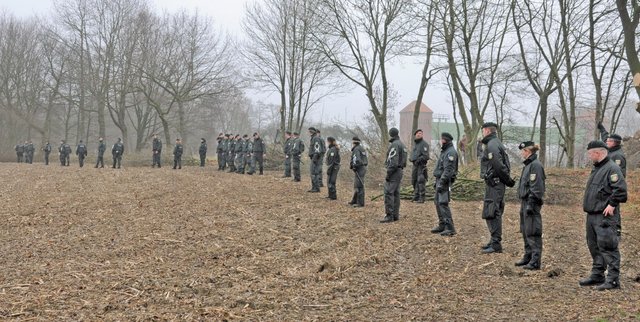 Polizei sucht mit Hundertschaft nach Florian Stahl. Foto: Werner Zempelin