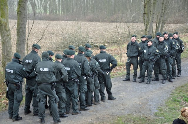 Polizei sucht mit Hundertschaft nach Florian Stahl. Foto: Werner Zempelin