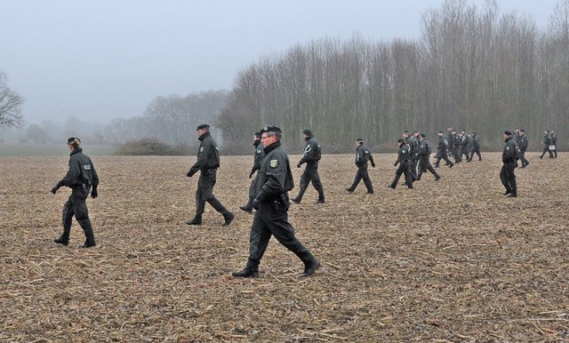 Polizei sucht mit Hundertschaft nach Florian Stahl. Foto: Werner Zempelin