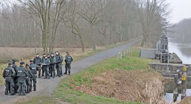Polizei sucht mit Hundertschaft nach Florian Stahl. In der unmittelbaren Nähe zum Dattelner Hafenbecken beginnt die "Alte Fahrt". Foto: Werner Zempelin