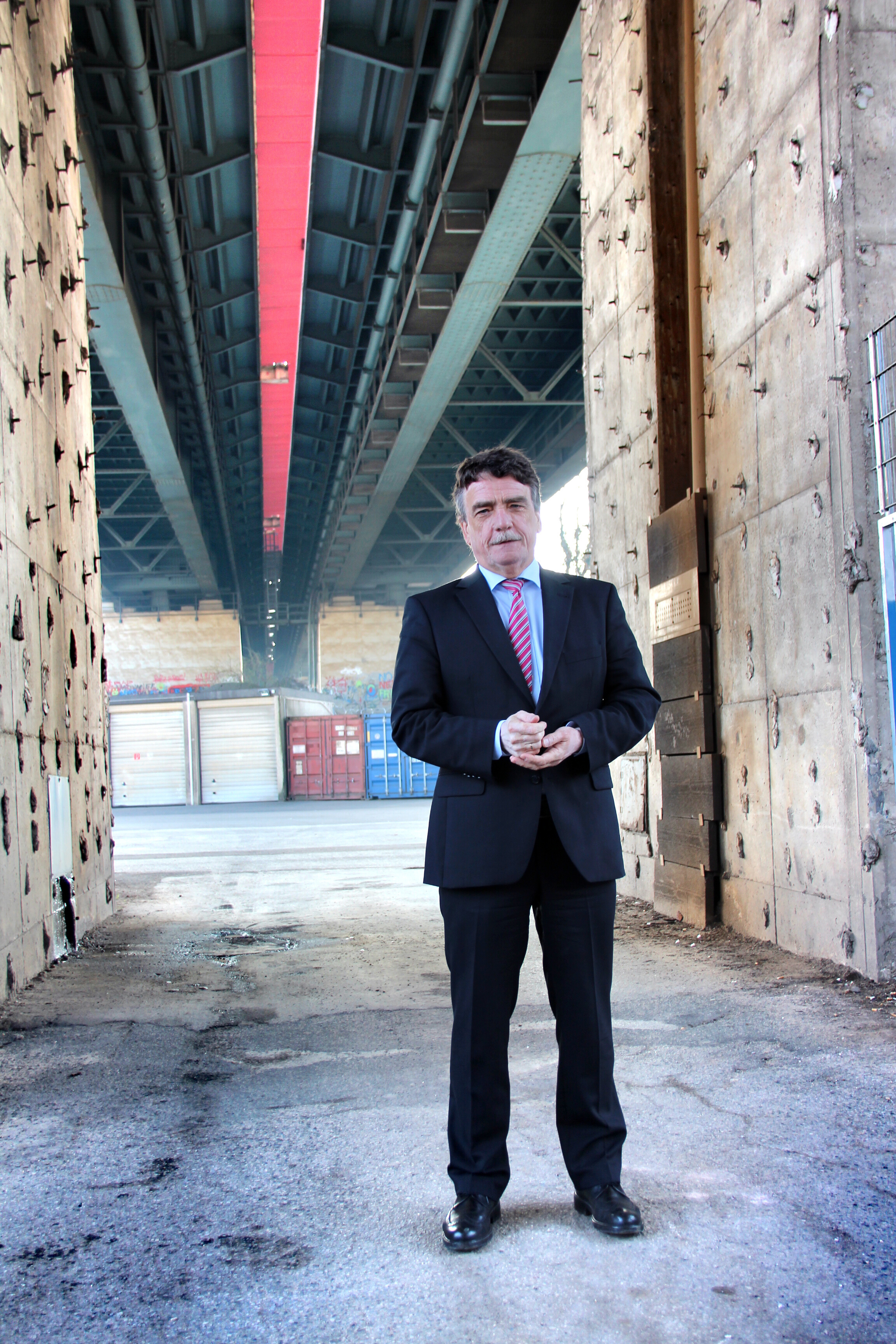 NRW-Bauminister Michael Groschek unter der sanierungsbedüftigen Berliner Brücke in Duisburg.