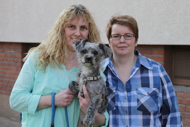 Anke Schwedland und Andrea Keil mit Hund Lucky, der einen der giftigen Köder schluckte.
