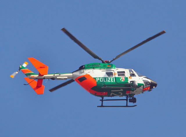Die Polizei setzt die Suche nach dem vermissten Florian Stahl aus Datteln mit einem Hubschrauber fort. Foto: Werner Zempelin