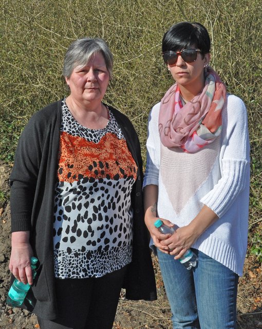 Die Mutter Dagmar Stahl und die Schwester Nicole suchen auch nach dem vermissten Sohn bzw. Bruder Florian und wollen endlich Gewissheit. Foto: Werner Zempelin