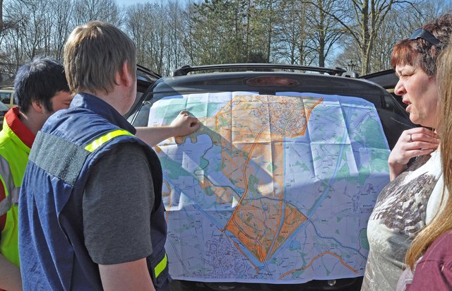 Ein Helfer erklärt an der Karte, wo heute gezielt gesucht werden soll.. Foto: Werner Zempelin