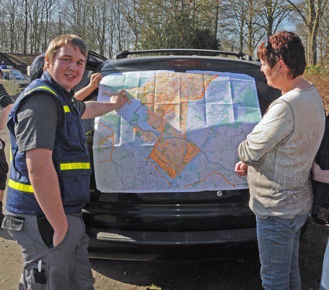 Ein Helfer erklärt an der Karte, wo heute gezielt gesucht werden soll.. Foto: Werner Zempelin