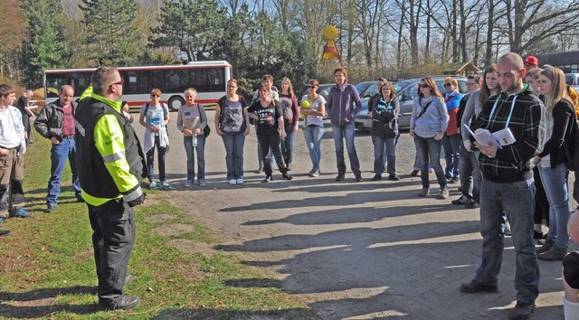 Bastian Börner gibt Infos, verteilt Karten und erklärt die Pläne. Foto: Werner Zempelin