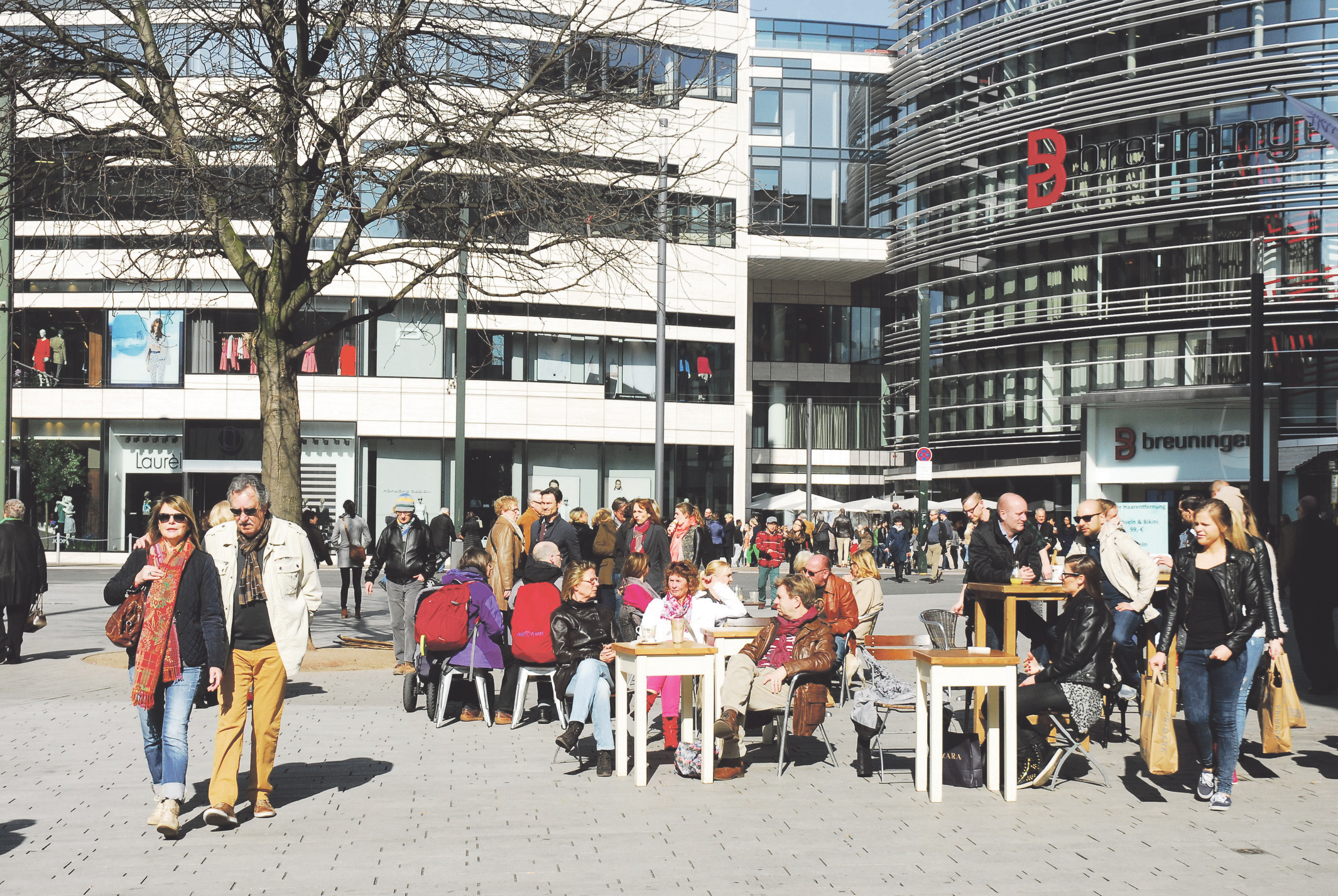 Mehr Schein als Sein? Leben in Düsseldorf ist mehr als Shopping am Kö-Bogen. Viele Düsseldorfer machen sich Sorgen wegen steigender Mieten. Foto: Voskresenskyi