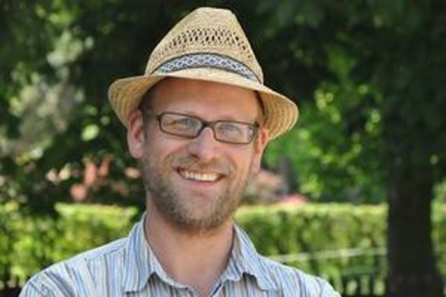 Elmar Schulte-Tigges, auf dem Hof geboren und aufgewachsen, ist seit 2013 offiziell der Chef des Bauernhofs. Er hat Geographie studiert und im In- und Ausland an den Themen Strukturwandel im Ruhrgebiet, Entwicklungsländerforschung und Globalisierungs- und Nachhaltigkeitsthemen gearbeitet. Von 2012 bis 2013 hat er eine Zusatzqualifikation in Bauernhofpädagogik gemacht und sich zum Bildungsreferenten für Nachhaltige Entwicklung fortgebildet.