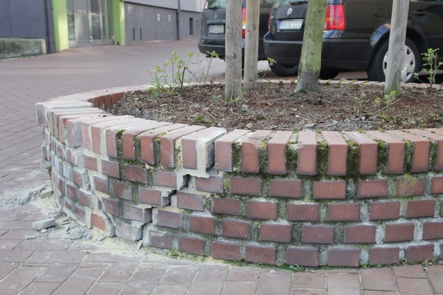 Das Blumenbeet und die Parkplätze. Eine unendliche Geschichte.