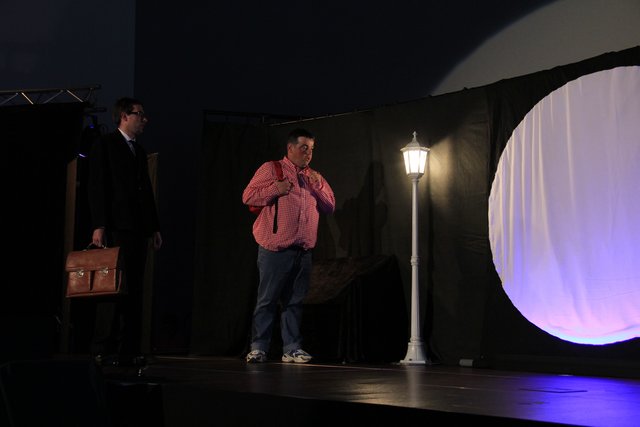 Tim und Tom am Beginn an einer Strassenecke