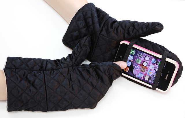 Warme, gefütterte Fäustlinge, die man im Winter gerne trägt. Jedoch kann man dann die Touchscreens der Mobiltelefone nicht mehr bedienen. Daher hat die Studentin Lea Schwarzwald einen Schnitt in die Fäustlinge gesetzt, diesen vernäht, und man kann nun einen Finger herausstrecken und die Handy-Oberfläche bedienen. | Foto: Rutenburgers