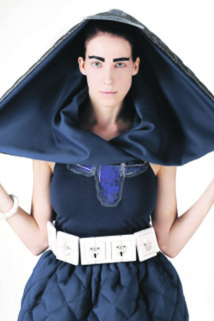 Dieses blaue Kleid der Studentin Lea Rohde hat Solarpanels auf der Kapuze, produziert also selber Strom, der in Akkus gesammelt wird und dann direkt von dem Steckdosengürtel genutzt werden kann. Funktionsfähig ist der Entwurf leider noch nicht. | Foto: Rutenburger