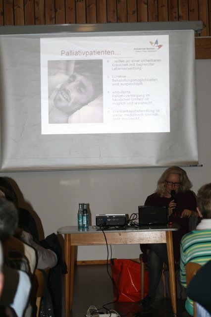 Frau Dr. med. Claßen beim Vortrag