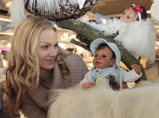 Puppen, so wie hier, und Bären stellen ein eigenes Themengebiet auf der Messe dar. | Foto: Westfalenhallen
