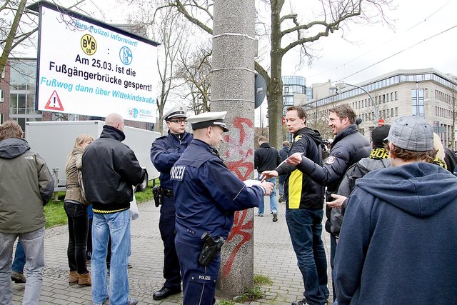Dass beim Derby die Fußgängerbrücke vom Kreuzviertel über die B1 zum Stadion gesperrt wird, darauf weist die Polizei mit Flyern hin.