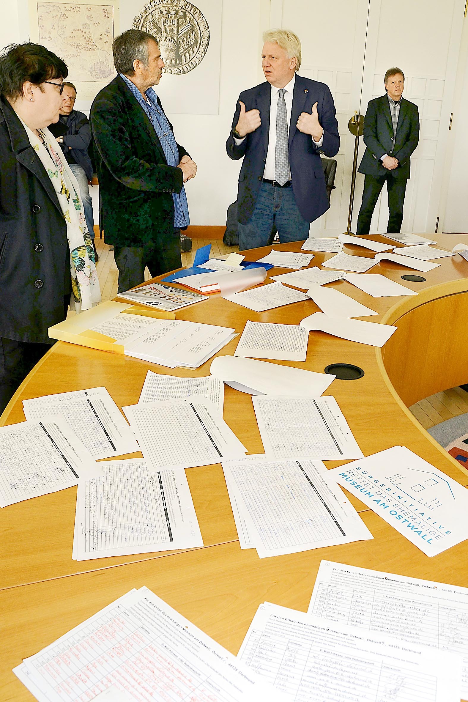 Oberbürgermeister Ullrich Sierau (r.) nahm in Anwesenheit von rund 50 Unterstützern der Bürgerinitiative die gesammelten Unterschriften von dem Fotografen Axel M. Mosler (l.) entgegen.
