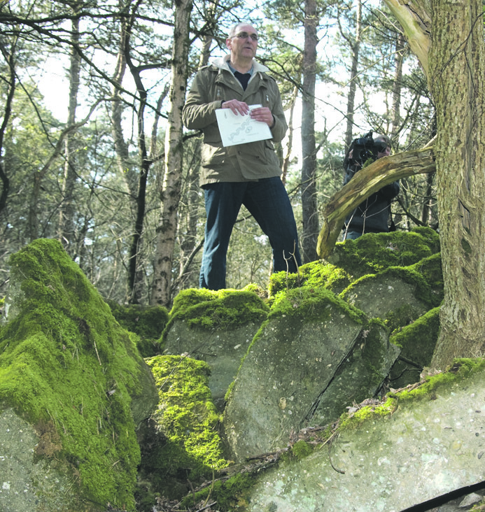 Auf den Überresten eines ehemaligen Bunkers steht Wolfgang Wegener vom Landschaftsverband Rheinland. Foto: Jörg Terbrüggen