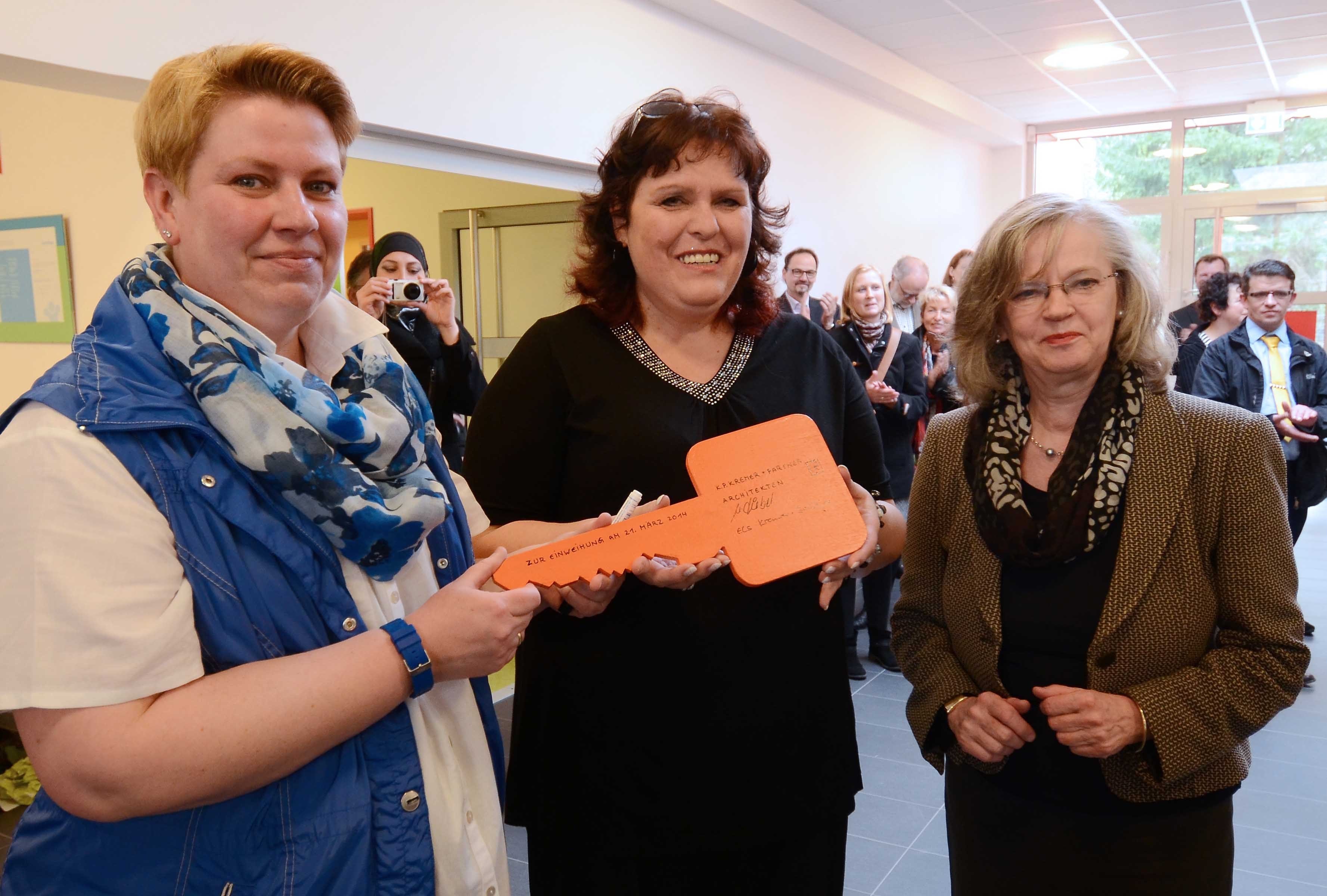 Oberbürgermeisterin Dr. Ottilie Scholz (r.) eröffnete die Kindertagesstätte Kindervilla Pfiffikus an der Halbachstraße.