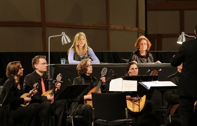 Lesung und Musik entführten die Zuhörer in die mysthische Welt unter Tage (im Hintergrund vlnr: Anja Kiel, Inge Meyer-Dietrich)