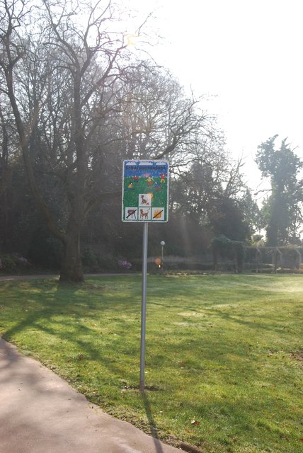 Hinweisschild auf Leinenpflicht im Park