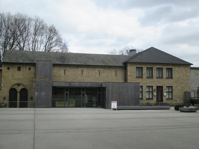 Essen, am Burgplatz: Domschatz-Gebäude