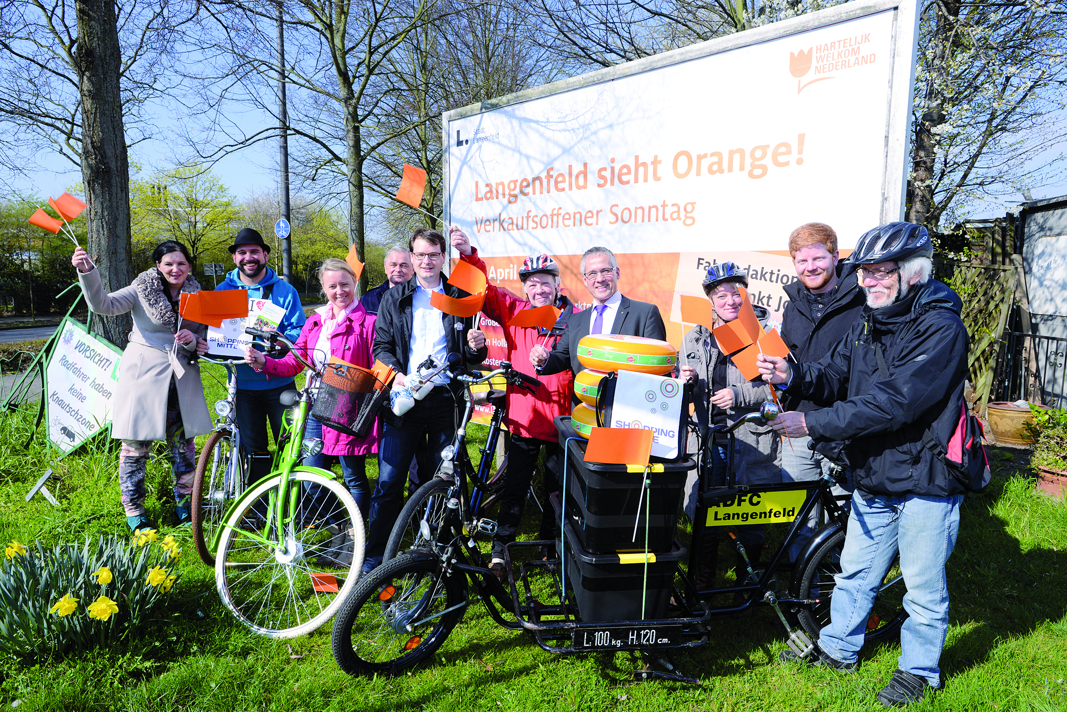 Das Citymanagement, die Einzelhändler, der Allgemeine Deutsche Fahrrad-Club, die Polizei und das Klimaschutz-Team freuen such auf einen Super-Sonntag in Orange am 6. April.