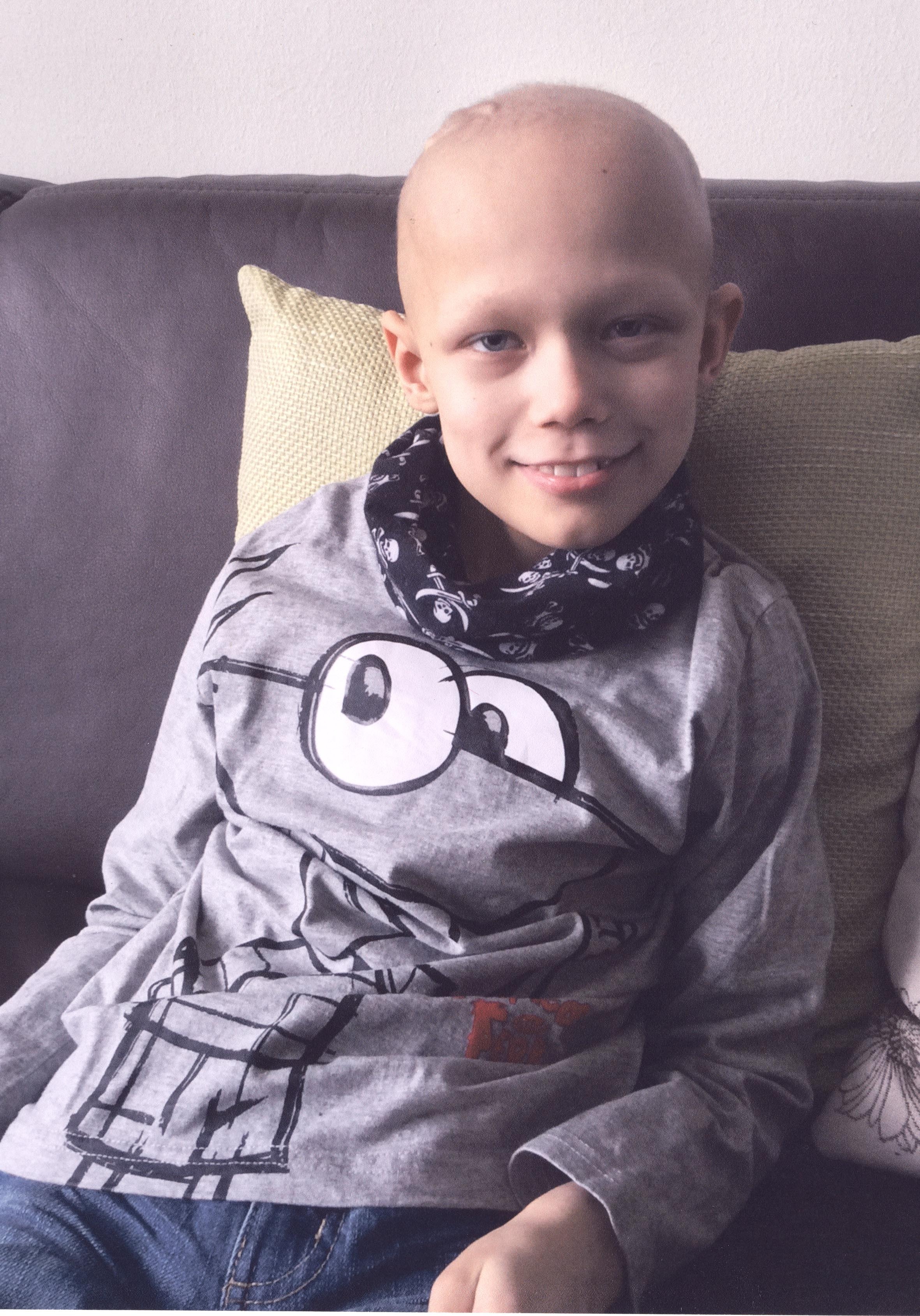 Der achtjährige Tim hat zahlreiche Opertationen und Chemotherapien hinter sich. Eine Delfin-Therapie würde seiner Genesung helfen.