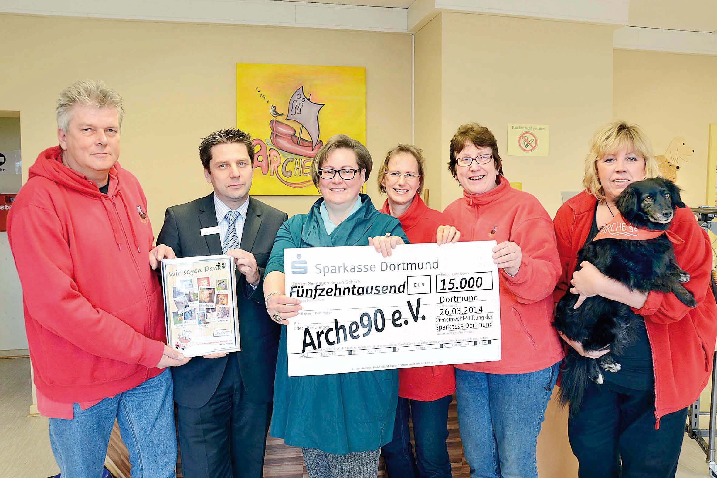 Im Bild bei der Spendenübergabe im Brackeler Arche90-Hauptquartier (v.l.n.r.): Arne Stenzel, Olaf Klimasch und Sabine Bartz (beide Sparkasse), Martina Schreiber, Arche90-Vorsitzende Heike Beckmann und Sabine Keller mit Hund Eddi.
