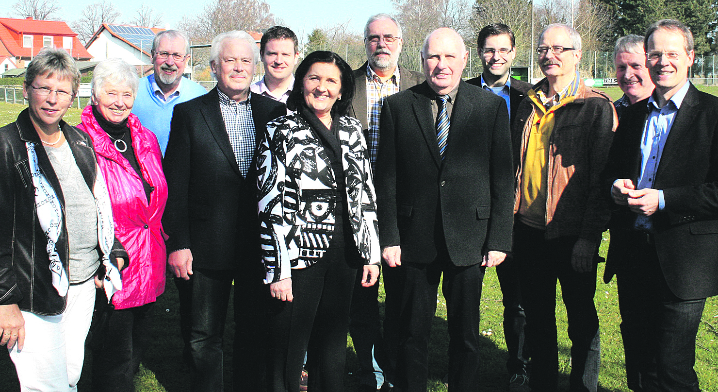 Landrätin Eya Irrgang gratulierte Hans Regenhardt (Mitte) zur Wahl.