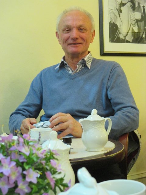 Franz im cafe... er scheint zufrieden...