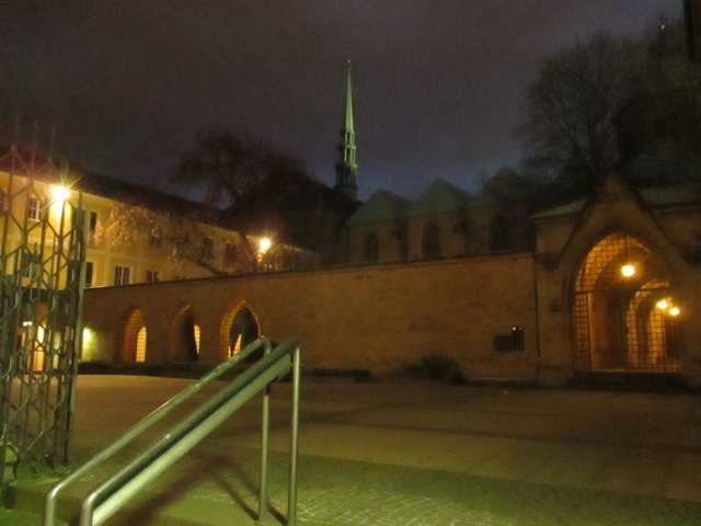 ein wenig später an einer hinteren Dom-Treppe