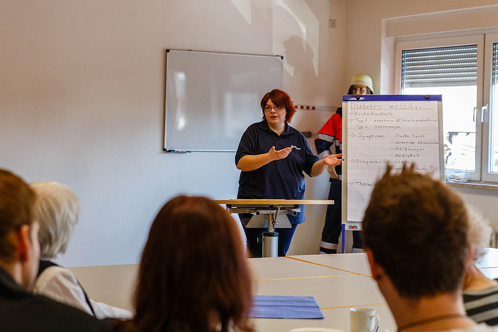 Seminarleiterin Andrea Baierer vor interessierten Zuhörern.
