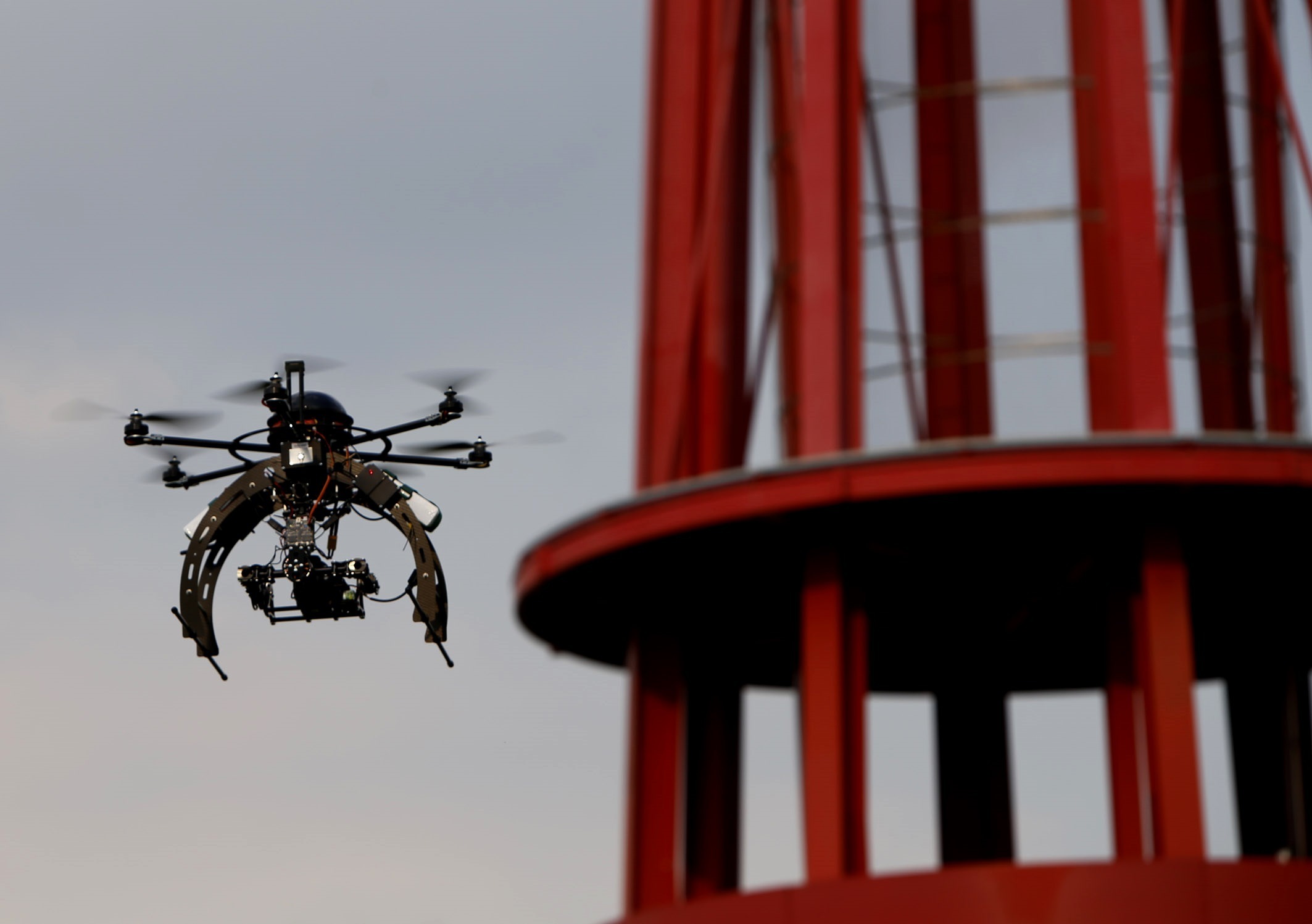 Mit Hilfe eines Videokopters, einer ferngesteuerten Drohne, drehen der Gesakopter-Pilot Arno Ingenlath und BürgerReporter Christian Voigt einen Image-Film über die Schönheit und Schützenswürdigkeit des Areals um die Halde und den Waldsee.