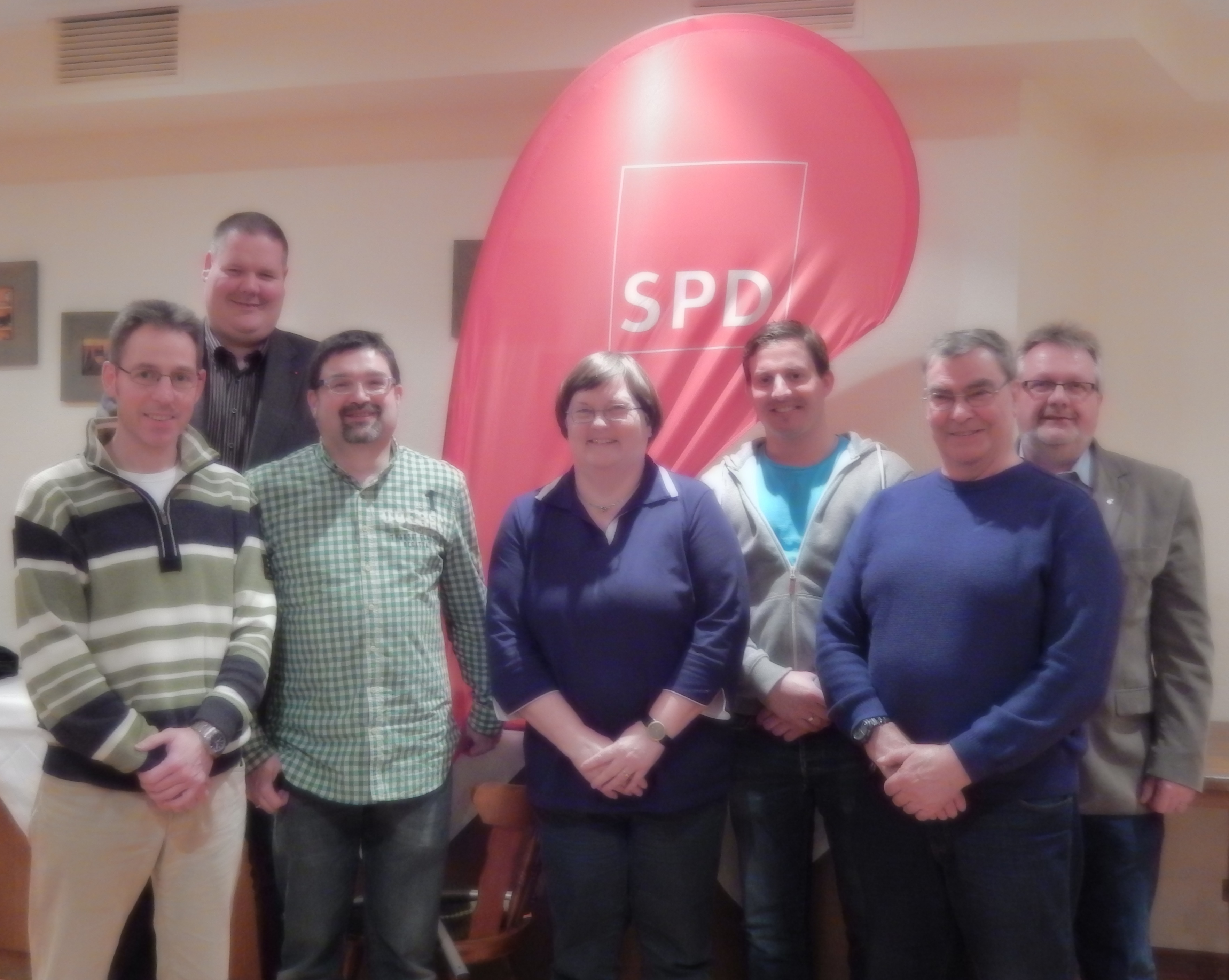 Neuer Vorstand der SPD-Bedburg-Hau
(v.l.n.r.: Willi van Beek, Oliver Birkhahn, Willi Hermsen, Karin Wilhelm, Martin Schwers, Hans-Erich Merling, Klaus Brandt)