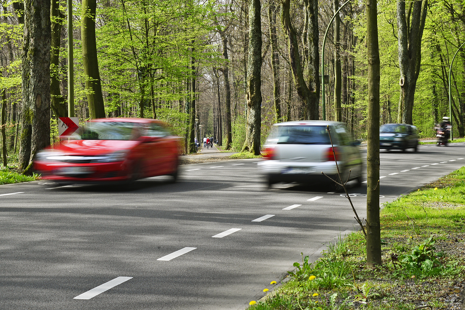 Wer hier in der Kurve der Frentroperstr. per Rad bei Sonnenschein die Straßenseite wechseln will, um in den Wald einzukehren, der macht ein Spießrutenrennen mit. Für derartige Rennstrecken müsste man hier eine Kfz-Mautgebühr einführen, die zugunsten in die Stadtkassen fließt. Stur Tempo 30 auf dem Waldstück eingehalten, ginge ja noch. Aber wer hält sich daran? Foto: Kariger