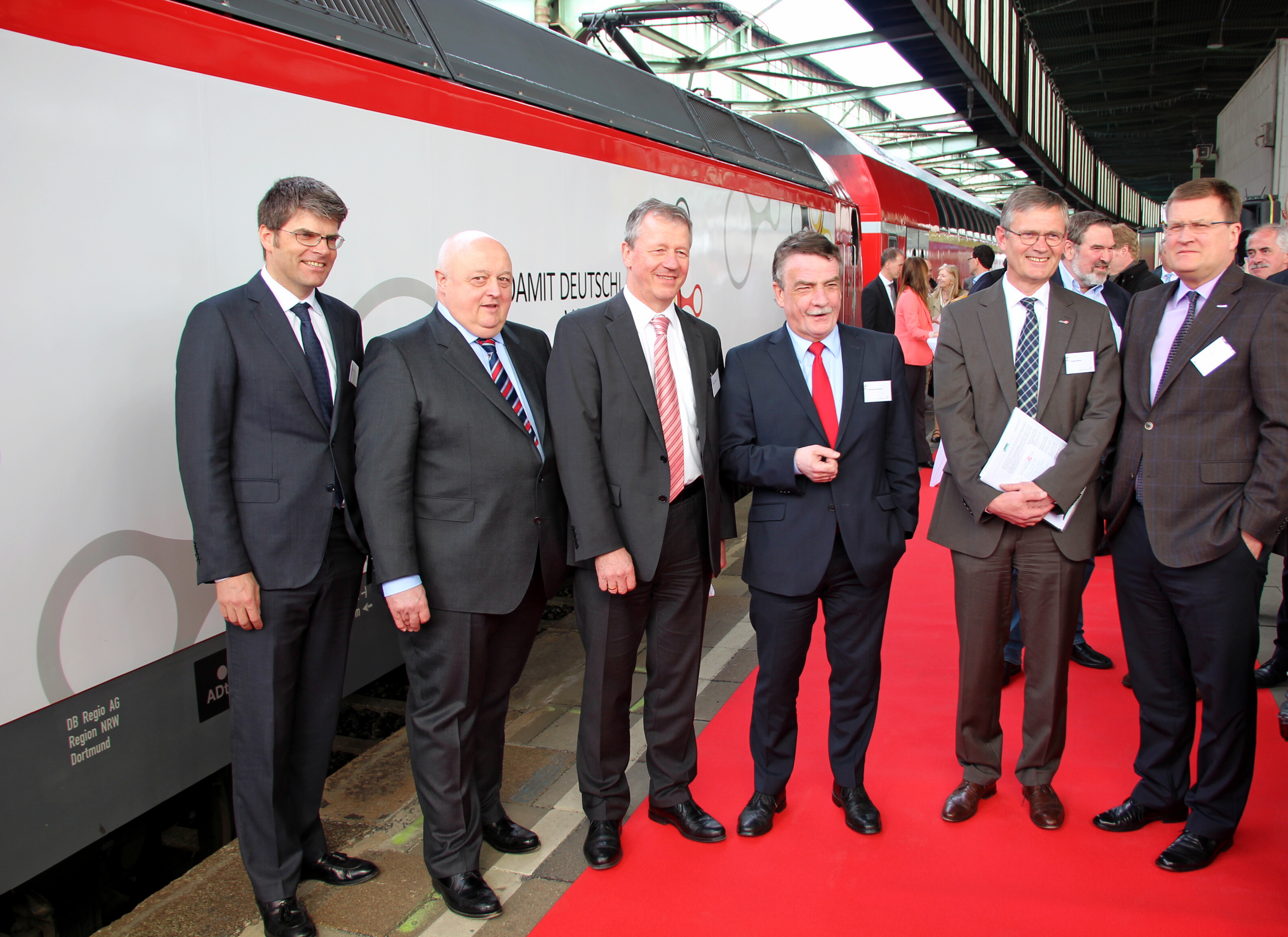 Stopp im Duisburger Hauptbahnhof mit NRW-Verkehrsminister Michael Groschek (3.v.r.).