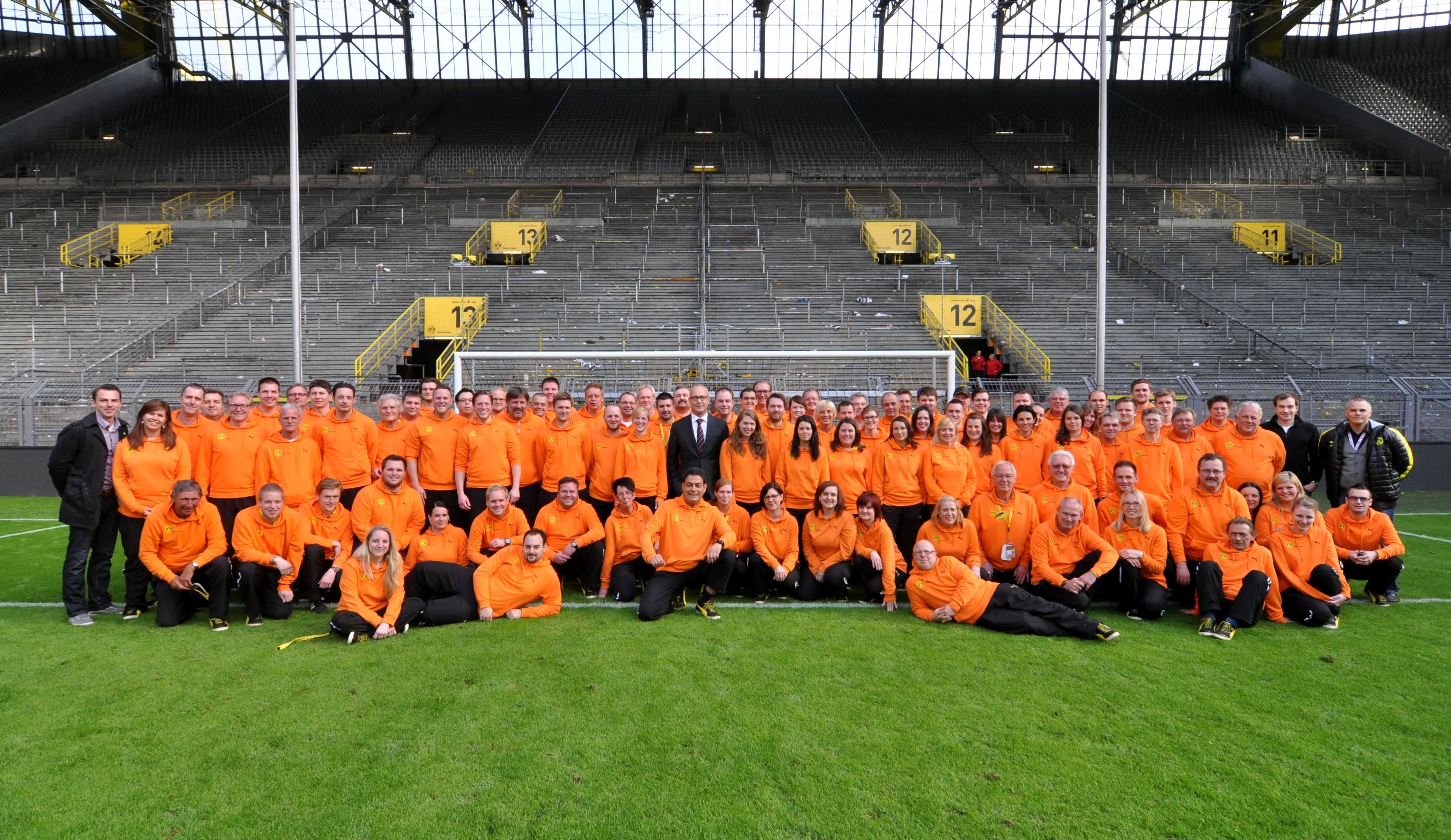 Die 130 Volunteers mit den Volunteerchefs Kai Ruben (r.) und Andreas Birkigt (l.) sowie dem Finanzchef des BVB Thomas Treß (Mitte)