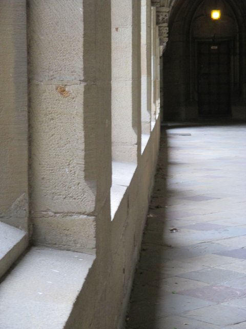 Altes Gemäuer an der Kirche in Essen...